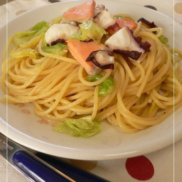 刺身が残ったら・・・春キャベツとサーモンタコの和風パスタ