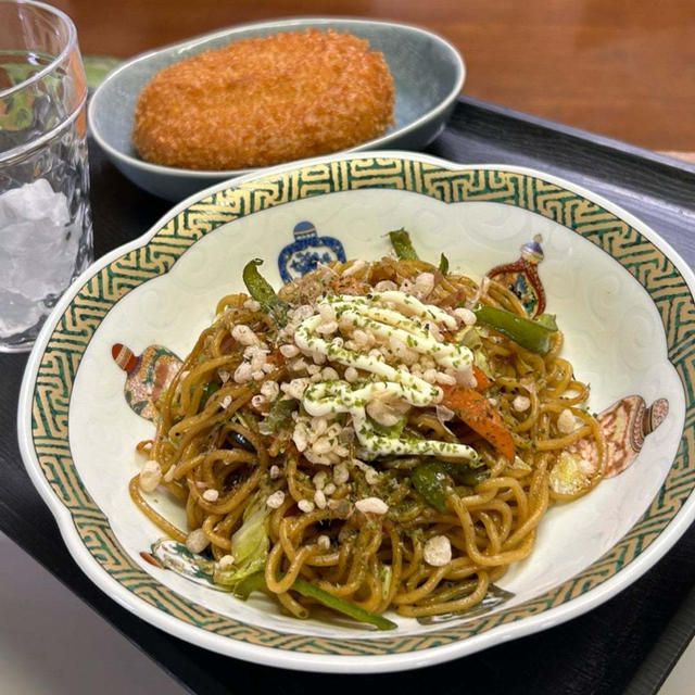 【お家ごはん・昼】カリーパンと焼きそば❣️です。