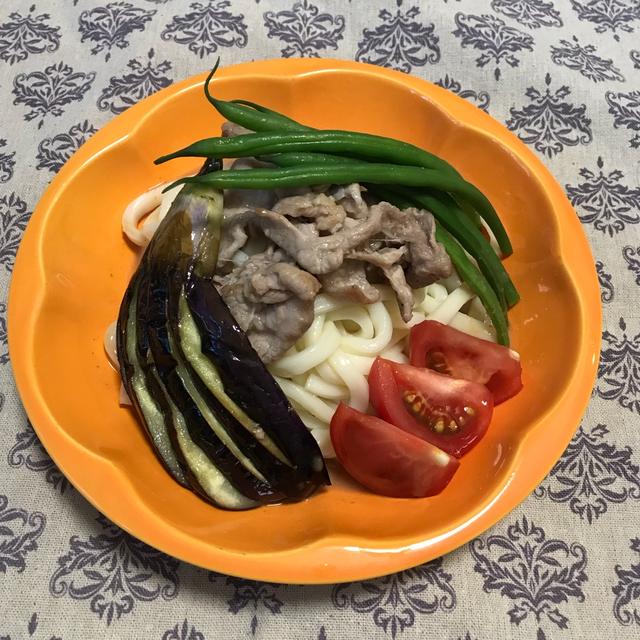 【冷たい麺】ドーンと乗せて☆ご馳走感UP☆豚肉と野菜のゴマだれうどん