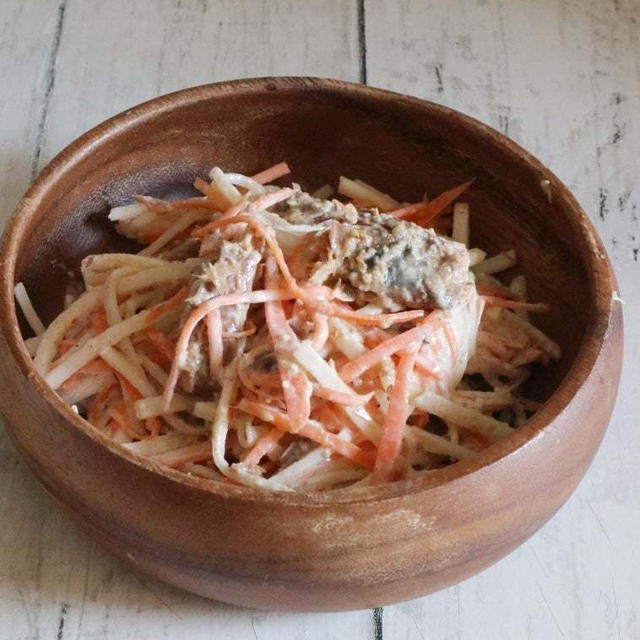 大根と人参の鯖味噌マヨサラダ