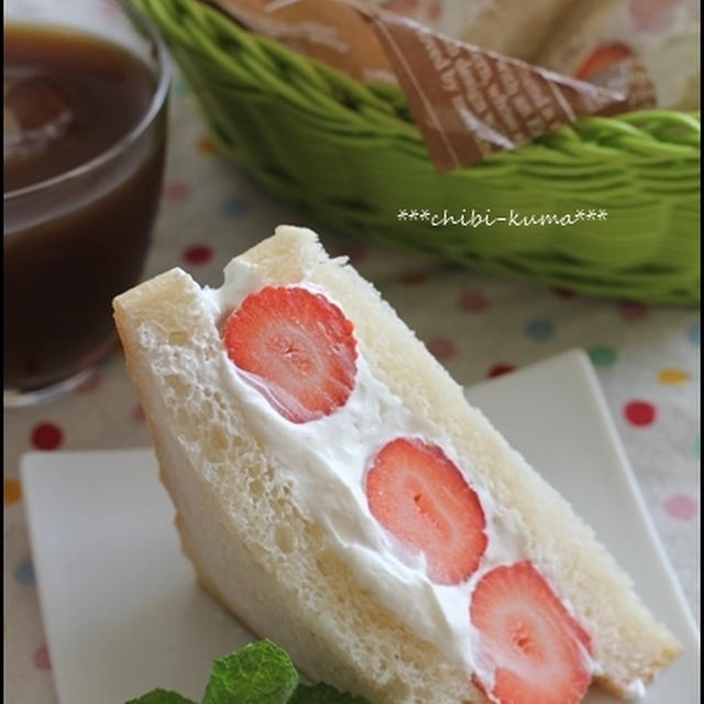 いちごをもらったら♪角食いちごサンド。