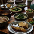 黄金比でカレイの煮つけ。小松菜と豚バラの炒めもの。