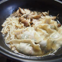 創味シャンタンDXを使った　きのこと餃子のお鍋