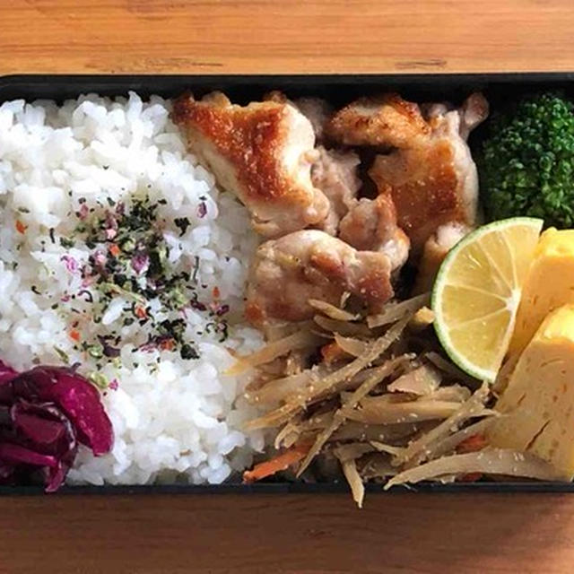 鶏の塩焼きと玉子焼き〜食べざかり男子のお弁当