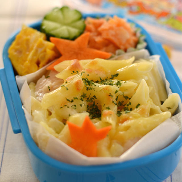 珍しく幼稚園のお弁当-チキンマカロニグラタン、オーロラポテト、コーン卵焼き。