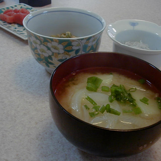 新じゃがと新玉葱のお味噌汁