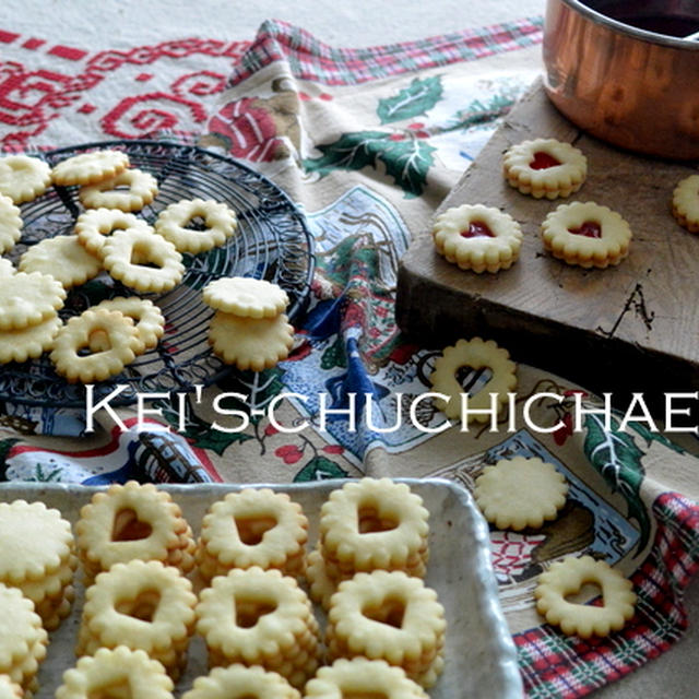 スイスのクリスマスクッキーSpitzbubenジャム入りバニラ風味のクッキーと鶏団子鍋