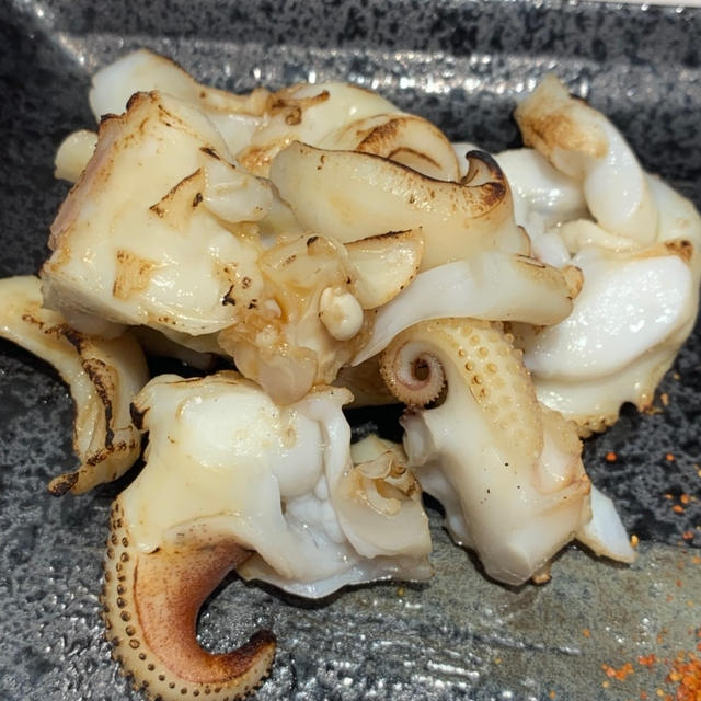 ぷりっぷり、アオリイカげそ焼きも食べられちゃう、魚がし日本一さんで一献