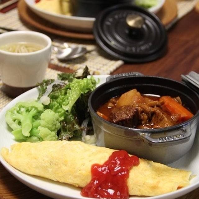 ビーフシチューと野菜のオムレツ・プレート。