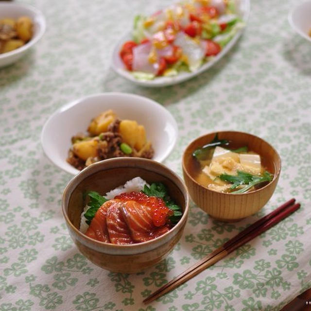 甘味噌そぼろじゃがとサーモンの漬け丼、それから男子高校生のイマドキの髪型