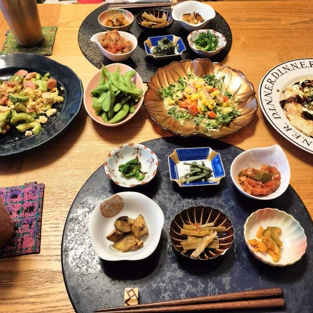 ゴーヤチャンプルー、きゃべ玉、プランター野菜＋αを刻んでサラダ、小鉢6品で晩酌