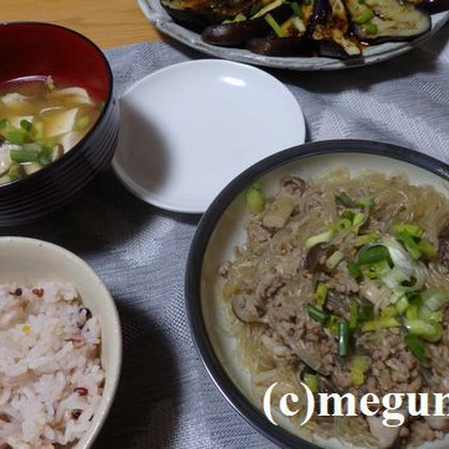 春雨と豚ひき肉ときのこの炒め煮の夕食