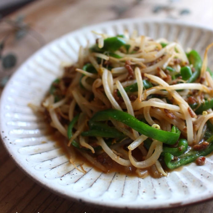 白っぽい皿に盛られた、ひき肉とピーマンともやしの味噌炒め