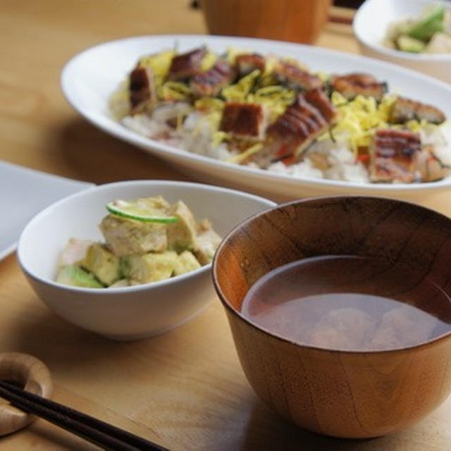 うなちらしと茹で鶏とアボカドのしょうが醤油あえ