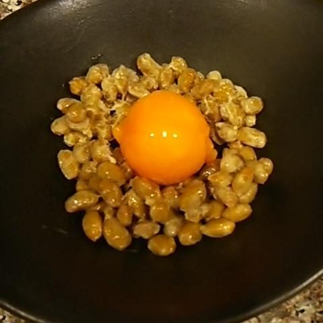納豆と卵黄の塩昆布カクテキ添え
