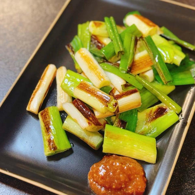 時短でできる、ネギだけで抜群のおつまみ！にんにく香る味噌と香ばし焼きネギのおつまみ！