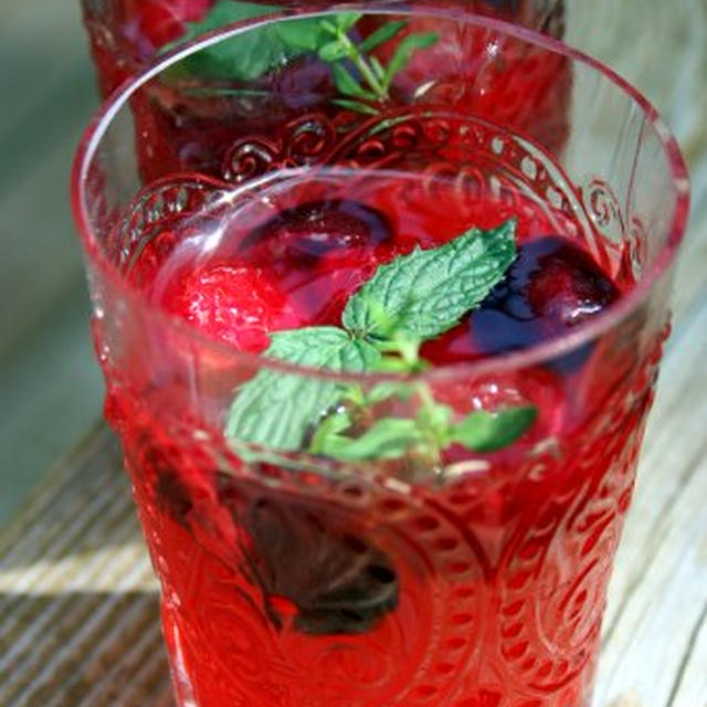 Pink Lemonade with Raspberry and Cherryラズベリーとチェリー入りルビー色のレモネード