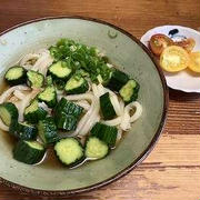 わさび漬けぶっかけうどん。モロヘイヤ入り味噌汁