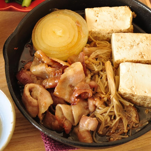 子どものおさがりを喜んで着る母さんとスキレットですき焼き（豚バラ）晩ごはん