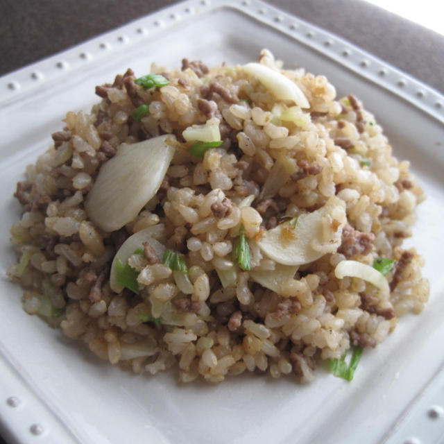 ペコちゃんレシピ　de　牛ひき肉のネギ塩ガーリック炒飯