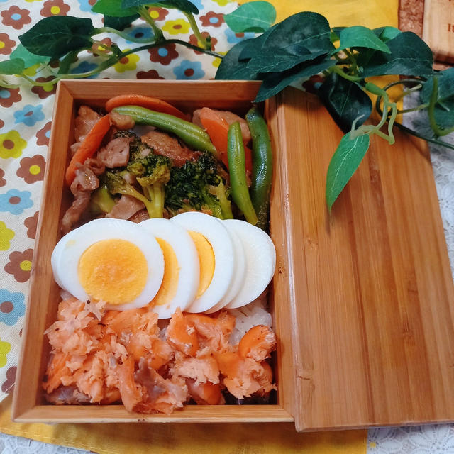 ミニハンバーグと豚こま野菜炒め弁当〖のっけ弁当〗