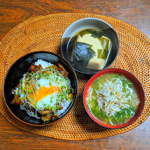 回鍋肉丼 と キャベツとしらすの味噌汁 By 春菜食堂さん レシピブログ 料理ブログのレシピ満載