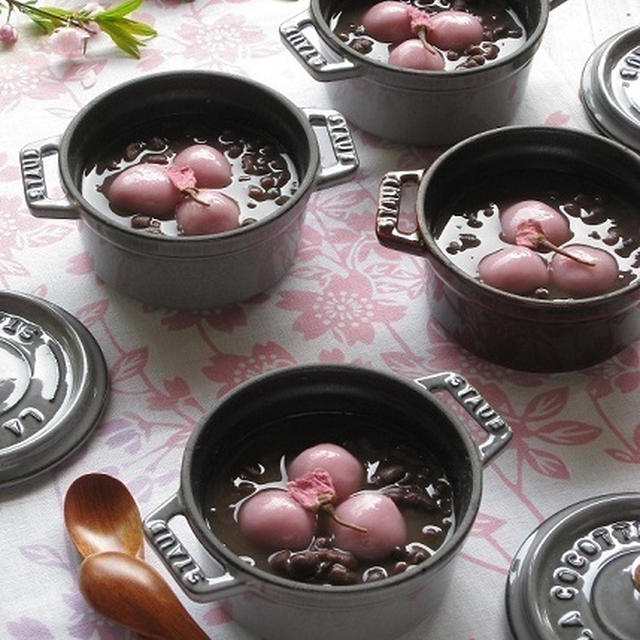 ストウブで♪ ほんのり桜色の豆腐白玉ぜんざい