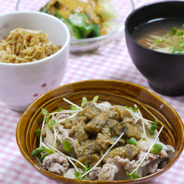 なすとろ豚丼。　完熟トマトごまドレサラダとおかか切り干しの晩ご飯。