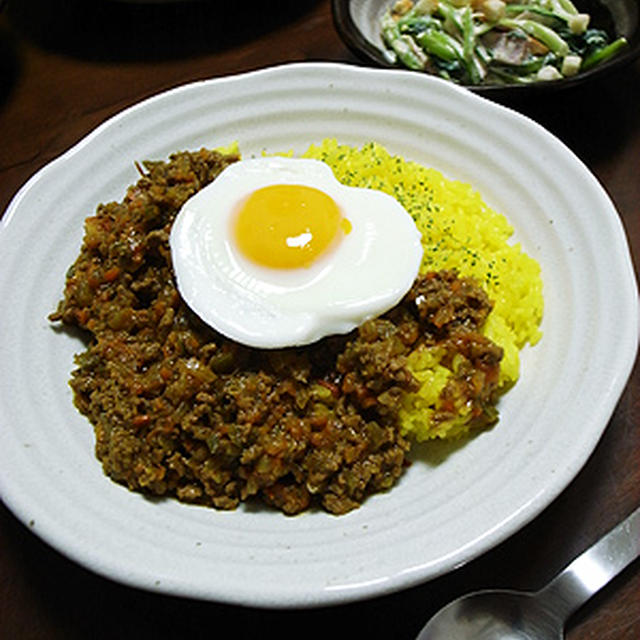 キーマカレーとサフランライス。まん丸目玉焼きのせ。