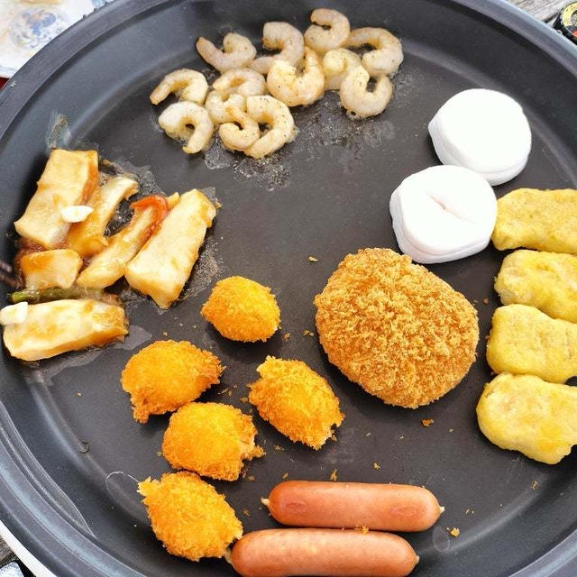 バルコニーであれこれ焼をつついて呑む休日　ガーリックシュリンプとかホッケの干物とか