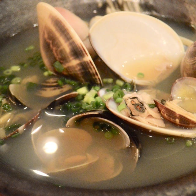 魚と酒 はなたれ 丸の内トラストタワー店　貝の酒蒸しとミニ海鮮丼、刺身が新鮮でリーズナブル