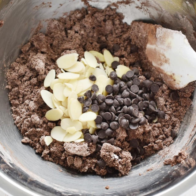 友チョコ作りに励んでます。