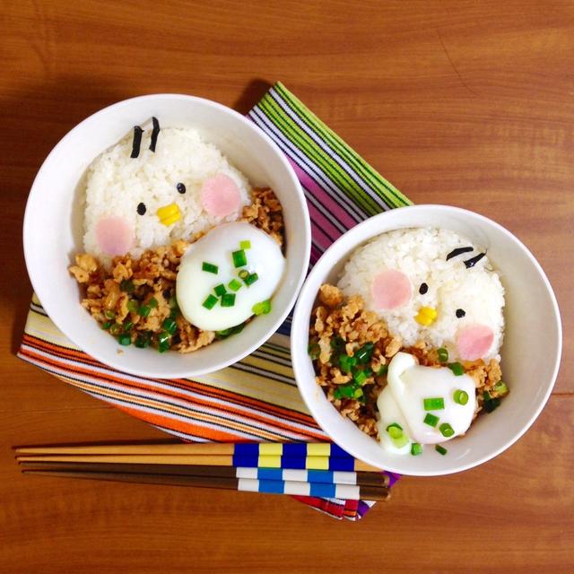 簡単朝ごはん！温泉卵乗せ＊ピリ辛コチュジャンそぼろ丼で「ヒヨコ丼」