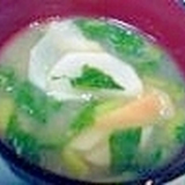 この白くて丸いのが、山伏タケっていうきのこです♪