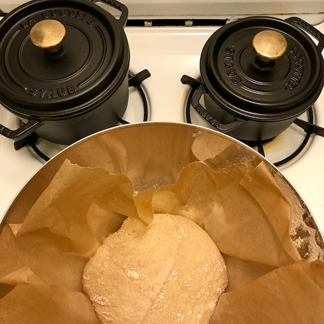パン焼き3回目。ストウブユニバーサルパンでぎゅうぎゅう焼き。