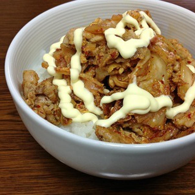今日のお昼は「豚キムチマヨ丼」