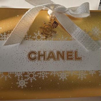 ”CHANEL”のホリデー限定ギフトラッピング