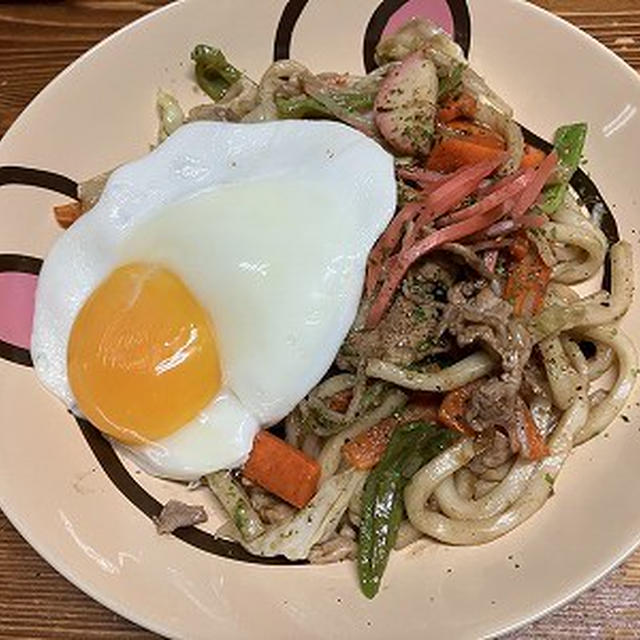 うどん焼き目玉焼きのっけ。ちくわ天うどん