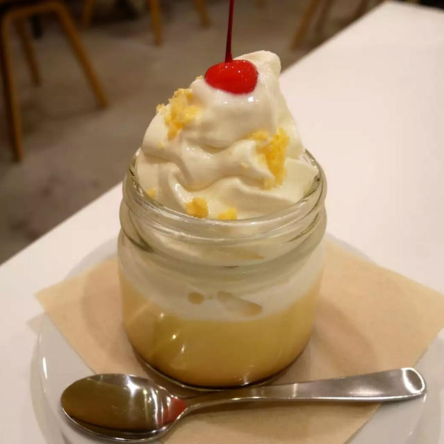 エルマーズグリーンカフェのプリンパフェ的な、、、 