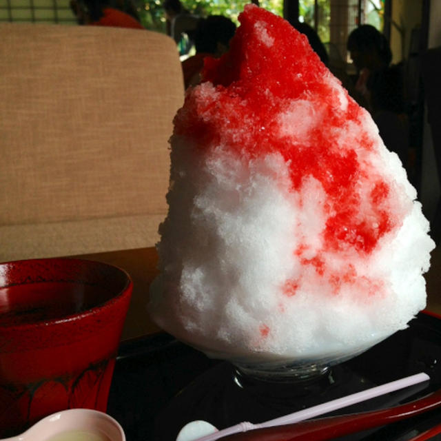 東広島西条町　木守乃柿だいだいさんでマリラのいちご水と抹茶のかき氷