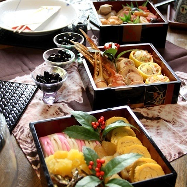 あけましておめでとうございます。おせち料理とお雑煮。