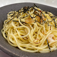 ちょい遅めの昼ごはんは、ペペロンチーノです。