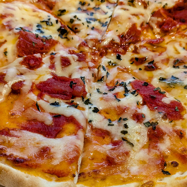 海老とベーコンのパスタとピザ