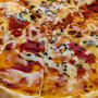 海老とベーコンのパスタとピザ