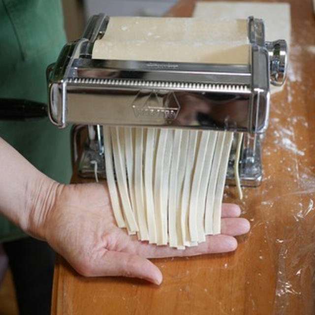 パスタマシンでうどん（きしめん？）打ち。
