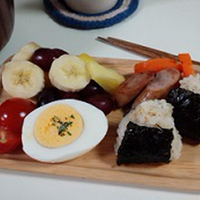 休日の朝ごはん「胡麻おにぎりプレート」