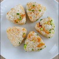 本日のおむすび『たぬきご飯のおむすび』