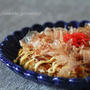 かつお出汁がおいしい米粉お好み焼き　瑠璃色が美しい菊皿
