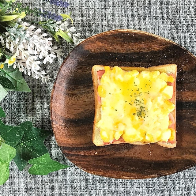 朝食にピッタリ！ベーコンと卵マヨのチーズトースト