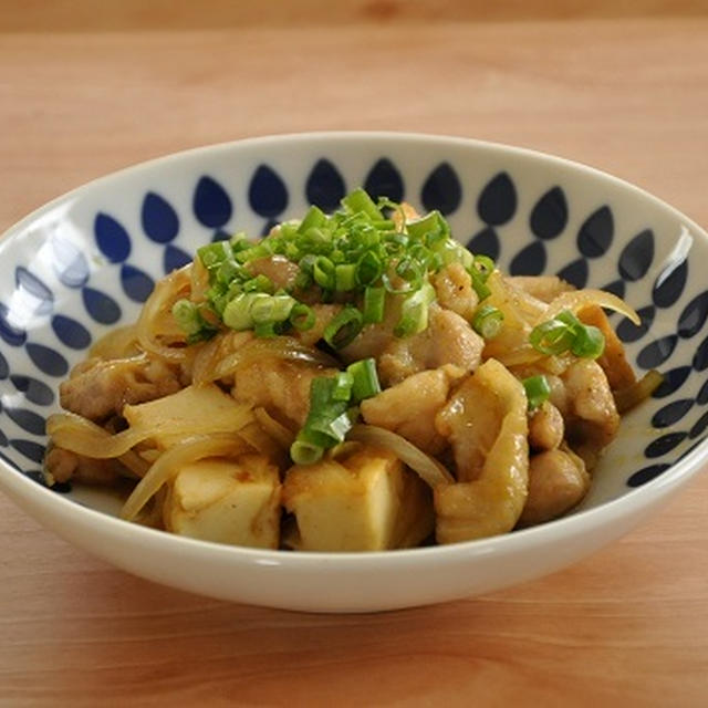 めんつゆ×〇〇は万能！鶏肉と玉ねぎの和風カレー炒め